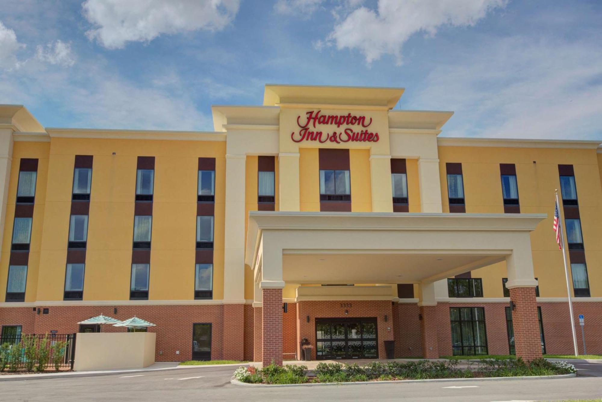 Hampton Inn & Suites By Hilton Tampa Busch Gardens Area Exterior photo
